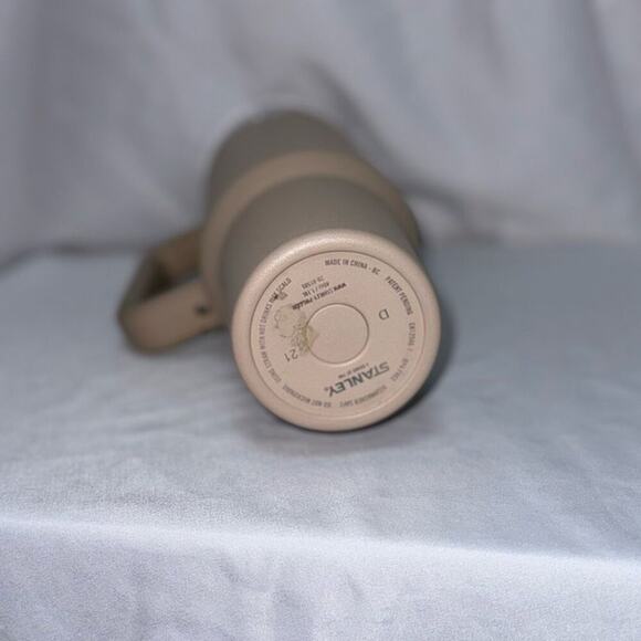 Stanley Quencher H2.0 FlowState Stainless Steel Vacuum Insulated Tumbler in Tan - Picture 5 of 6